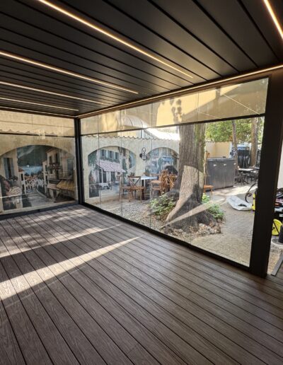 pergola lamelowa i ściany ze szkła ruchome, przesuwne