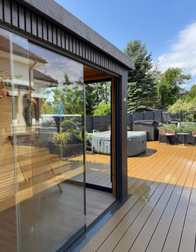 Ściany ze szkła, przesuwka do sauny