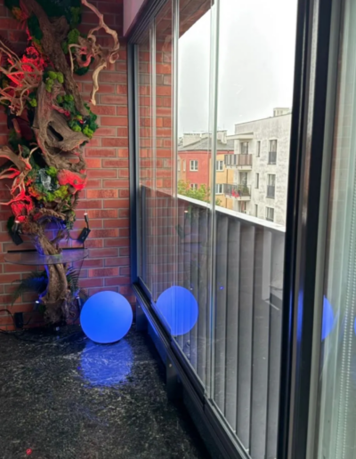 Zabudowa balkonu ścianami ze szkła ruchomymi